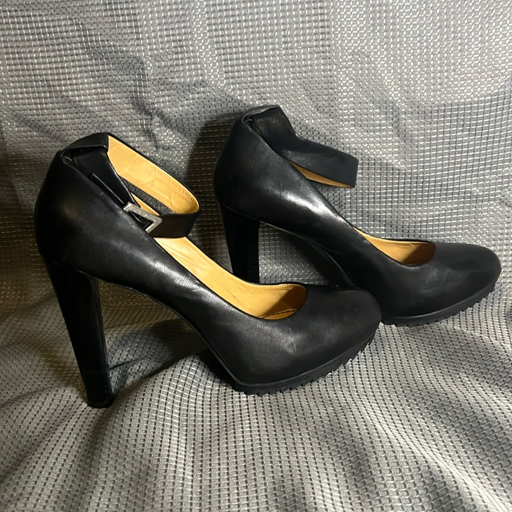 LOVIN’ NINE WEST PUMPS